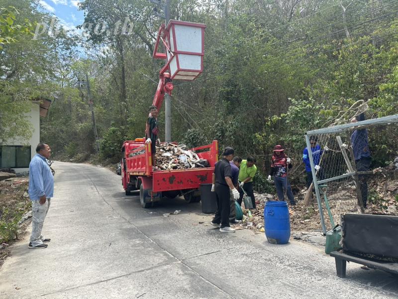 การเก็บขยะข้างทาง ณ จุดวางขยะ ที่ล้นจุดวาง